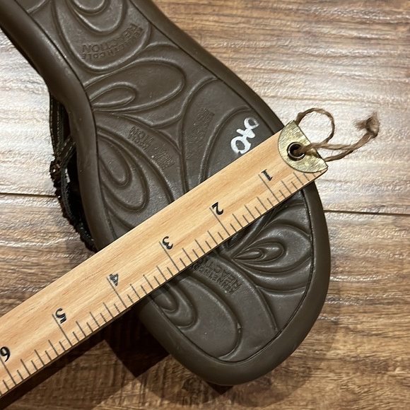 Kenneth Cole Reaction beaded thong sandals - Picture 8 of 10